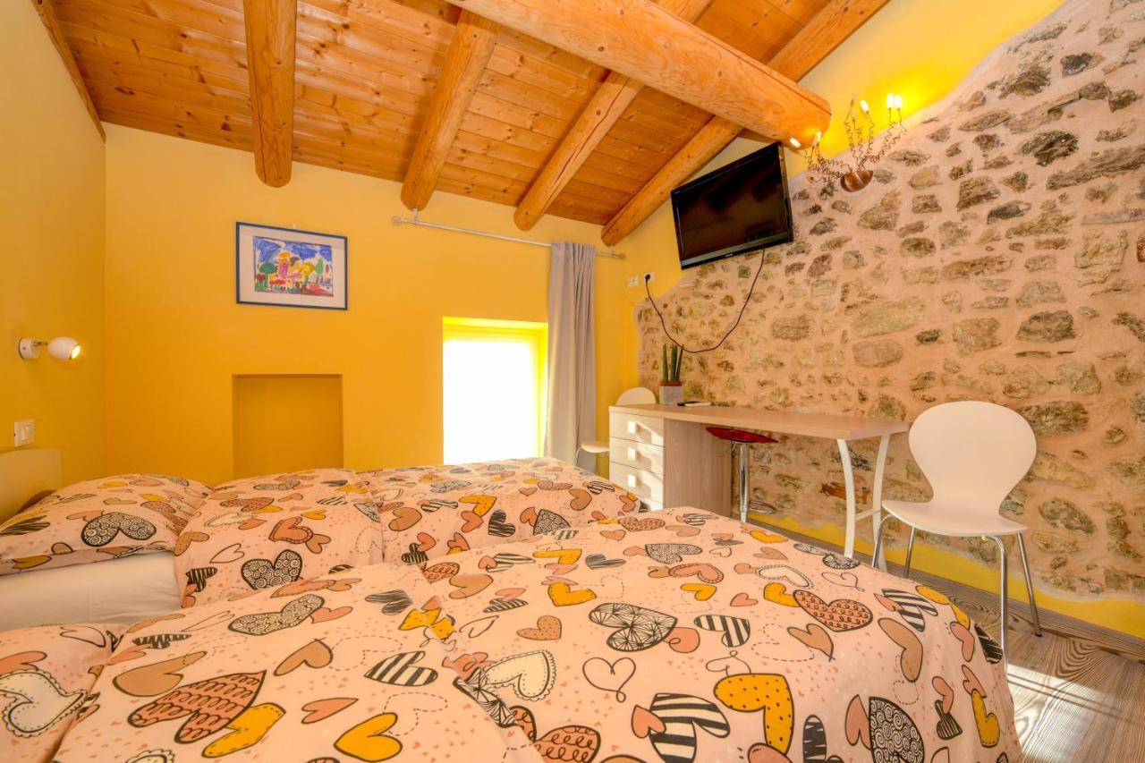 Casa Nel Borgo - Il Gufo Apartment Tremosine Luaran gambar
